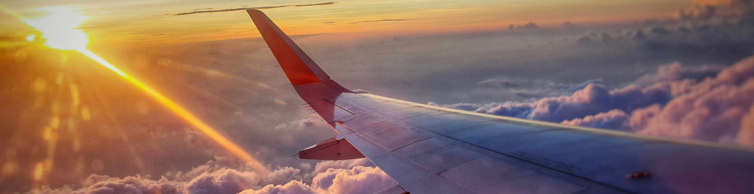 SACS_Bild_Unternehmen Anblick aus dem Flugzeug auf den Flugzeugflügel